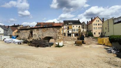 Bild: jma
Die ehemalige Stadtmauer (Ruder-Mauer, vorne links) muss aufgrund des Denkmalschutzes bestehen bleiben.