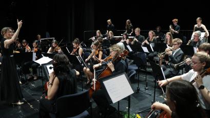 Bild: Wolfgang Steinbacher
Das Schulorchester unter der Leitung von Ulrike Straub überzeugte beim zweiten Sommerkonzert des Max-Reger-Gymnasiums.