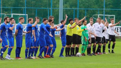 Bild: war
In der Saison 20/23 standen sich der SV Etzenricht (links) und der SC Luhe-Wildenau letztmals in einem Pflichtspiel gegenüber. Damals in der Bezirksliga Nord. Hier begrüßen beide Teams die Zuschauer vor dem Heimspiel Mitte Oktober 2022r. Die Partie damals endete 1:1. Im Rückspiel siegte Etzenricht in Oberwildenau mit 3:2. der Sportclub stieg dennoch in die Landesliga auf. In dieser Saison folgte dann der SVE.