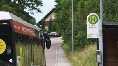 Bild: Gabi Schönberger
Der Weidener Stadtbus bedient seit Jahrzehnten auch die Gemeinde Schirmitz und hält dort beispielsweise an der Bachstraße.