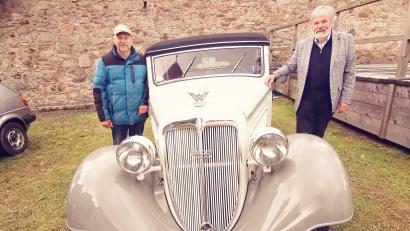 Bild: Karl Ziegler
Paul Hopf (links) begrüßte Dietmar Krusche aus dem Erzgebirge mit seinem Wanderer Cabrio.