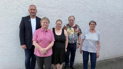 Bild: Johann Kneißl
Angela Rottenberg (rechts) bescheinigte Sonja Schödel (3. v. l.) eine einwandfreie Kassenführung. Bürgermeister Richard Kammerer, Christine Härtl (von links) und Karl Sperl (4. v. l.) werden dem Notariat die Auflösungsunterlagen vorlegen.
