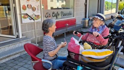 Bild: Müller
Maria Müller (links) mit ihrer 80-jährigen Patentante (die wir hier zu ihrem Persönlichkeitsschutz nicht zeigen) beim Eis essen auf ihrer Tour mit dem geliehenen Parallel-E-Bike.