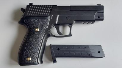 Bild: Bundespolizei
Diese Softair-Pistole nahm die Bundespolizei einem 25-Jährigen bei einer Grenzkontrolle in Waidhaus ab.