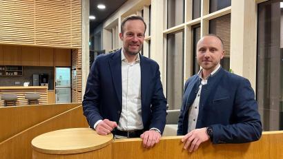 Bild: Gabi Schönberger
Robert Friedl (rechts) hatte in den vergangenen Monaten viel zu tun, um die Betzenmühle in den Rettenmeier-Konzern von CEO Stephan Lang (links) einzugliedern. Der schwierigste Teil der Aufgabe ist nun erledigt.