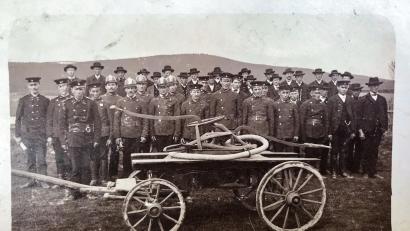 Bild: Archiv Willi Koch
Die historische Aufnahme, die um das Jahr 1905 entstanden ist, zeigt Aktive der Feuerwehr sowie Vertreter des Vorstands.