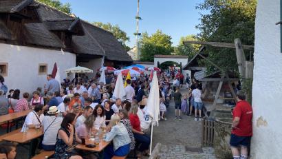 Bild: Felix Schäffer/Freilandmuseum Oberpfalz/exb
Im historischen Edelmannshof wird am letzten Juniwochenende die Perschener Kirwa gefeiert.