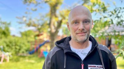 Bild: Gabi Schönberger
Andreas Schwaiger (43) aus Tremmersdorf hofft, dass sich viele Menschen als Stammzellenspender registrieren lassen – nicht nur, weil es ihm und seiner Familie helfen kann, sondern weil auch andere Erkrankte gerettet werden könnten.