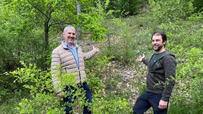 Bild: glb
Bürgermeister Reiner Pickel (links) und Förster Bernhard Raschka in einem ohne Bewuchs rutschgefährdeten, steinigen Steilhang am Fuße des "Rentnerwegs" zwischen Weigendorf und Haunritz.