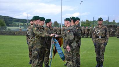 Bild: gi
Zum Gelöbnis traten jeweils sechs Rekrutinnen und Rekruten vor, legten die Hand auf die Truppenfahne und gelobten feierlich, "der Bundesrepublik Deutschland treu zu dienen und das Recht und die Freiheit des deutschen Volkes tapfer zu verteidigen".
