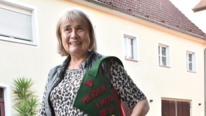 Bild: hcz
"WeidenI mog Di" steht auf der Tasche, die Präsidentin Rosi Polland und ihre Damen vom Stammtisch "Höhe 309" beim Bürgerfest verkaufen werden.