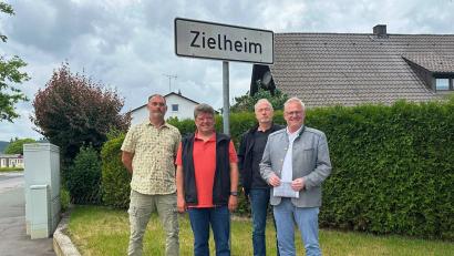 Bild: Lara Schmaus/Stadt Schwandorf
Zwei Schilder (hier gegenüber der Klardorfer Kirche) weisen nach wie vor auf Zielheim hin. Im Bild die Stadträte Hans Sieß (CSU) und Andreas Weinmann (SPD) sowie Stadtarchivar Josef Fischer und Oberbürgermeister Andreas Feller (von links).
