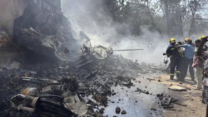 Bild: Ajit Solanki/AP/dpa
Feuerwehrleute arbeiten an der Absturzstelle eines Flugzeugs in der nordwestlichen Stadt Ahmedabad.