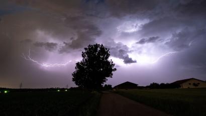 Symbolbild: Matthias Balk / dpa
Die steigenden Temperaturen bringen zum Wochenende heftige Gewitter.