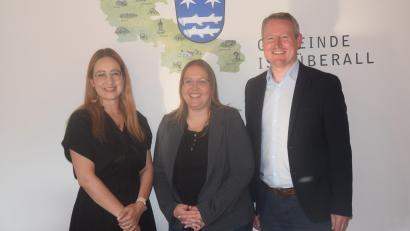 Bild: fz
Julia Russell und Katharina Scheufler werden von Bürgermeister Johannes Kett (von links) dem Gemeinderat als die neuen Verwalterinnen des Gemeindehauses Letzau vorgestellt.
