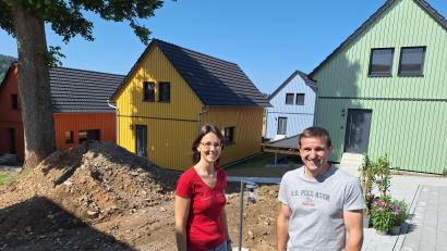 Bild: bl
Birgit und Alfred Bayer möchten mit ihren bunten Ferienhäusern den Tourismus in Dietersdorf wieder aufleben lassen.