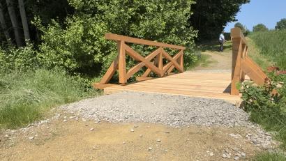 Bild: Polizeiinspektion Vohenstrauß/exb
Das Geländer der gerade erst reparierten Holzbrücke in Waldthurn ist erneut beschädigt worden. Der Verursacher flüchtete.