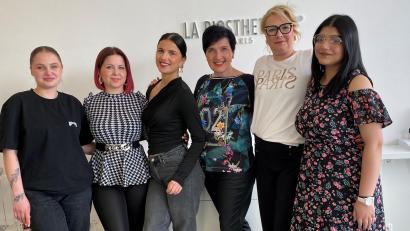Bild: Völkl
Lisa Hermann beschäftigt seit Jahren junge Migrantinnen und ihre deutschen Mitarbeiterinnen unterstützen sie darin. Im Bild von links Anna Vybryk, Inka Wilhelm, Fiqiriqe Krasniqi, Lisa Wilhelm, Sabine Riedel und Elena Racheva.