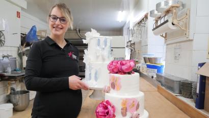 Bild: jbe
Konditormeisterin Barbara Kohr (35) mit zwei der aktuell beliebten "Art Cakes".