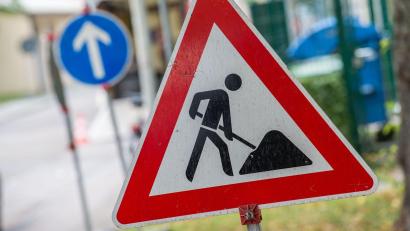 Symbolbild: Lino Mirgeler/dpa/Symbolbild
Ein Straßenschild weist auf eine Baustelle hin.