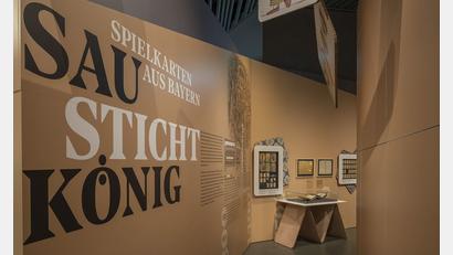 Bild: Uwe Moosburger/hdbg/exb
Die Ausstellung "Sau sticht König" ist noch bis April 2026 im Museum Haus der Bayerischen Geschichte in Regensburg zu sehen.
