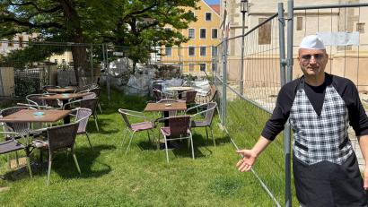 Bild: Petra Hartl
Mittlerweile den dritten Sommer in Folge würden seine Gäste "wie in einem Gefängnis" sitzen, beklagt Mario de Marco, Chef des Eiscafés Sommariva. Er meint damit den Bauzaun, der seine Außenbestuhlung einhegt.