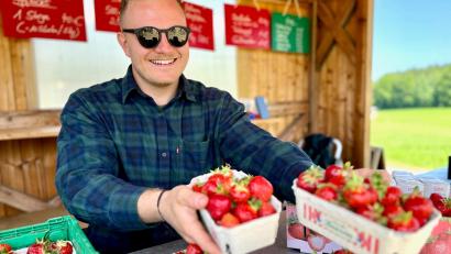 Bild: Gabi Schönberger
Adam Barczok ist auf dem Feld in Fürstenhof bei Bärnau fürs Wiegen der Erdbeeren und die Kasse zuständig.