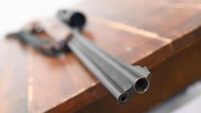 Symbolbild: Marius Bulling/dpa
Ein Gewehr liegt auf einem Tisch. Das war laut Gericht auch bei einer Kontrolle im Landkreis Schwandorf der Fall. Als erlaubnispflichtige Waffe gehört es im Waffenschrank aufbewahrt.