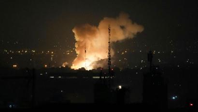 Bild: Vahid Salemi/AP/dpa
Nach einer Explosion in Teheran steigt Rauch auf.