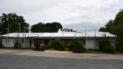 Bild: jr
Das Dach des Schützenhauses in Kastl erhält ein neues Trapezdach mit PV-Anlage zur Eigenstromgewinnung. Die Hubertus-Schützen übernehmen die meisten Arbeiten in Eigenleistung.