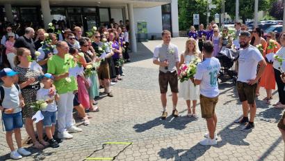Bild: mab
Langes Spalier vor dem Schwarzenfelder Rathaus: Die Fußballer des TSV Stulln gratulieren wie viele andere dem Brautpaar Anna-Lena und Joas Grabinger.