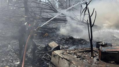 Bild: Ajit Solanki/AP/dpa
In Indien ist ein Passagierflugzeug abgestürzt.