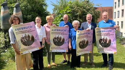 Bild: Hofmeister/Stadt Schwandorf/exb
Auf ein stimmungsvolles Auftaktkonzert freuen sich (von links) Sophia Hutzler, Julia Rudlof, Susanne Lehnfeld (alle Kulturamt), Josef Koch, Monika Schenk (beide Sängerbund), Oberbürgermeister Andreas Feller und Joachim Baranek (Sängerbund).