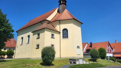 Bild: rti
Idyllisch gelegen ist die Wallfahrts- und Expositurkirche Kleine Kappl auf einer Anhöhe. Vor bald 300 Jahren wurde sie an dieser Stelle erbaut. 2027 soll dies mit einem großen Fest gefeiert werden.