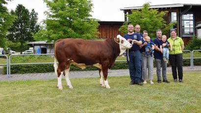 Bild: Steiner/RZO/exb
Der teuerste jemals ersteigerte Stier hat einen neuen Besitzer: "Melodie" mit seinen Züchtern (von links) Florian Götz und Andreas Böhm sowie Julia Götz mit Fabian, Stefan Madlener mit Felix Götz sowie Franziska Raps vom Besamungsverein Neustadt, die das Höchstgebot für den Stier abgab.