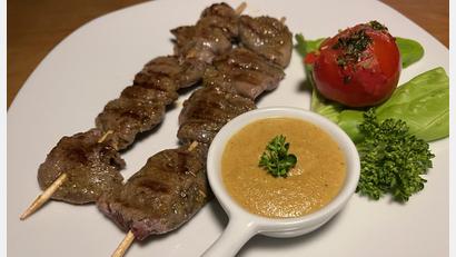 Bild: Michael Schiffer
Die Sate-Spießchen von OWZ-Küchenchef Michael Schiffer sind mit Rehlende gesteckt. Dazu gibt es Erdnusssoße.