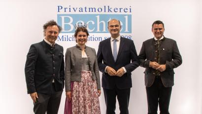 Bild: Sophie Schwager
Besuch des Staatsministers Albert Füracker (Zweiter von rechts) und Landrat Ebeling (rechts) in der Privatmolkerei Bechtel mit Milchkönigin Elisabeth Heimerl und Geschäftsführer René Guhl.