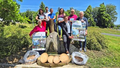 Bild: Torsten Ernstberger/fph
Zum Pressetermin trafen sich am Brunnen am Brückenradweg (von links) Angelika Groß (Ordnungsamt), Eva-Theresa Beck (Leiterin Kultur- und Tourismusmarketing), Fabian Höhn (Leiter Ordnungsamt), Markus Roßmeisl (Forstbetrieb), Petra Sommerer (Tourist-Info), Bürgermeister Nicolas Lahovnik, Werner Erhardt und Rudolf Zitterbart (beide Mitglieder der Pflegegemeinschaft Bahnhofspark).