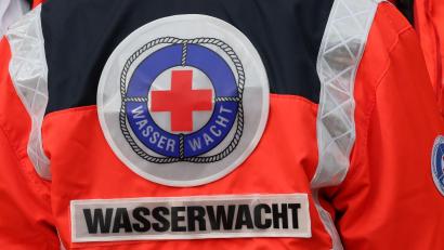 Symbolbild: Bodo Schackow/dpa
Die Wasserwacht ist im Einsatz, um den Mann zu retten.