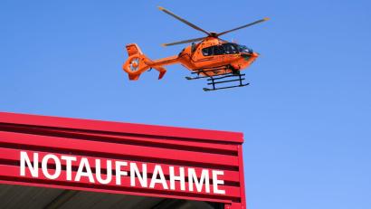 Symbolbild: Julian Stratenschulte/dpa
Die Kopfverletzungen des Mannes sind so schwerwiegend, dass ein Rettungshubschrauber anrückt.