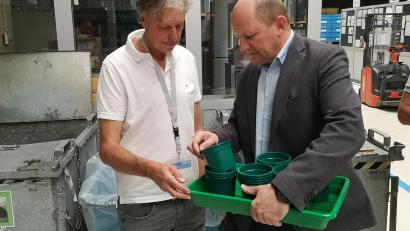 Bild: lnz
Gartenbau-Ingenieur Hans-Joachim Schinner (links) und Scherdel-Wiesauplast-Geschäftsführer Wolfgang Beer zeigen in einer Produktionshalle mehrere Exemplare des gemeinsam entwickelten biologisch abbaubaren Pflanztopfs.