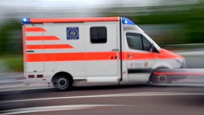 Symbolbild: Hendrik Schmidt/dpa-Zentralbild/dpa
Mit schweren Verletzungen wird der Fahrradfahrer in eine Klinik gebracht.