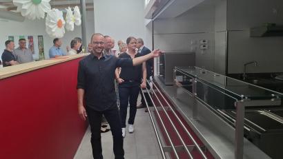 Bild: jua
Während des Umbaus der Schule ist auch eine Mensa entstanden. Das Ergebnis präsentiert Architekt Konrad Kraus (vorne) den Gästen, darunter MdB Tina Winklmann (rechts dahinter).