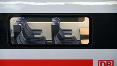 Archivbild: Uwe Zucchi/dpa
Sitzplatzreservierungen im Fernverkehr der Bahn sind zum Fahrplanwechsel am Sonntag teurer geworden. Die Familienreservierungen hat der Konzern zudem trotz aller Kritik abgeschafft.