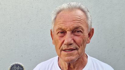 Bild: R. Kreuzer
Helmut Retzer mit dem Pokal, den er vor 30 Jahren für sein 1000. Spiel beim VfB Weiden überreicht bekam.