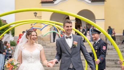 Bild: Eva Greßmann/exb
Madlen und Michael Koller haben sich in der St.-Johannes-Nepomuk-Kirche vor Dekan Alexander Hösl ewige Treue versprochen.
