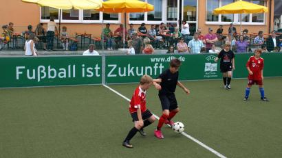 Archivbild: do
Die Nachwuchskicker der Gemeinde wünschen sich für die Speinsharter Soccer-Arena großzügigere Beleuchtungsintervalle. Zum Lichtmastschalter haben nämlich bislang nur wenige Zugang.