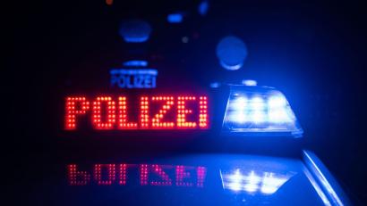 Symbolbild: Marijan Murat/dpa
Einer der Gäste wird verletzt.