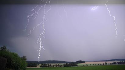 Symbolbild: dpa
Ein Blitz zuckt bei einem Sommergewitter am Himmel.