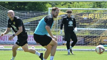 Bild: Hubert Ziegler
Die beiden neuen Trainer Friedrich Lieder (links) und Mario Zitzmann mischten beim Trainingsauftakt des FC Amberg munter mit.